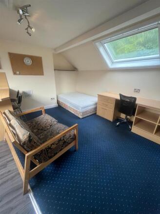 LIVING/BEDROOM AREA