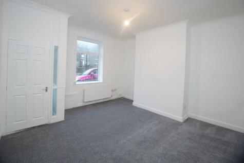 Huddersfield Road, Oldham, OL4 3NL **PRIVATE GARDEN**