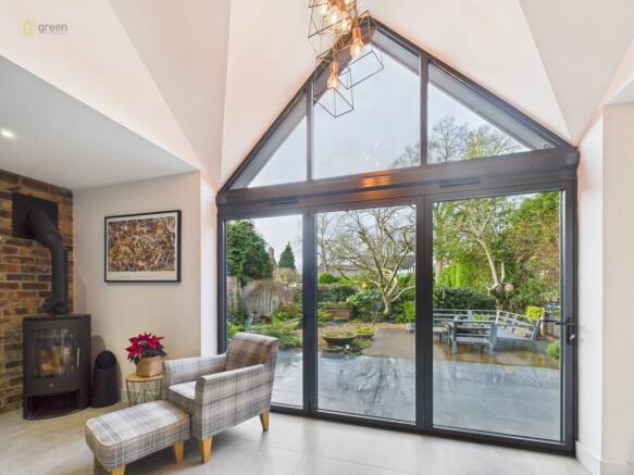 cam04425g0pr0339still006