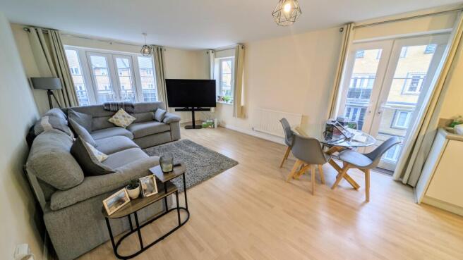 Lounge & Dining Area