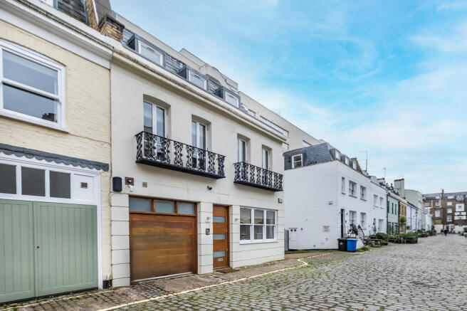 Cobbled Mews Location Close to Hyde Park