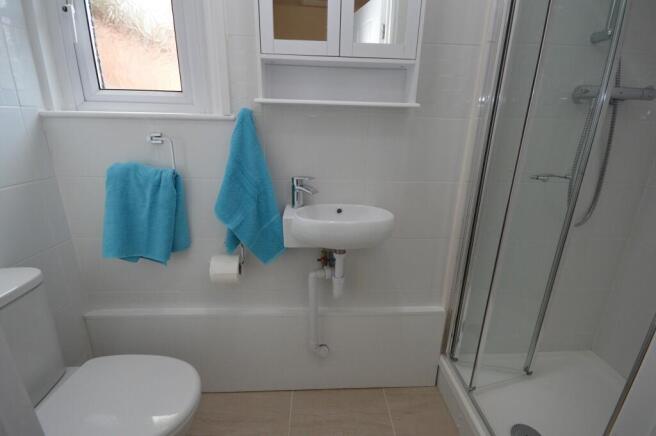 Room 1 ensuite.jpg