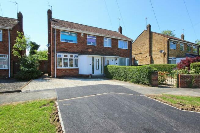 Stunning semi detached house with driveway to the 