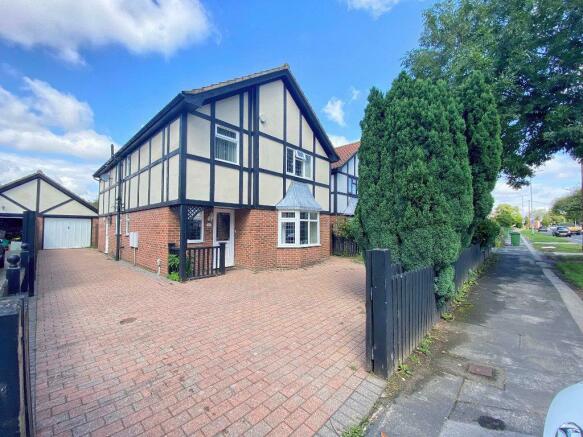 Superb detached house with so much space!