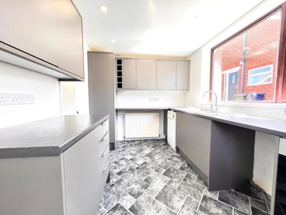 FITTED KITCHEN