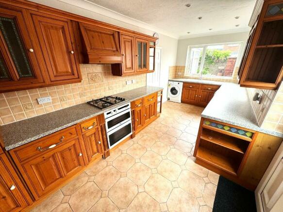 FITTED KITCHEN 