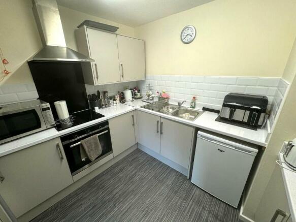 FITTED KITCHEN