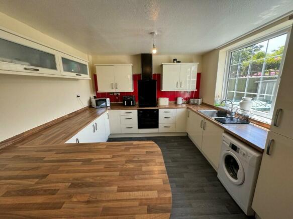 FITTED KITCHEN