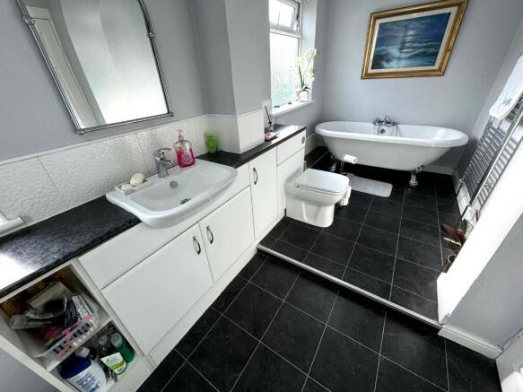 FAMILY BATHROOM