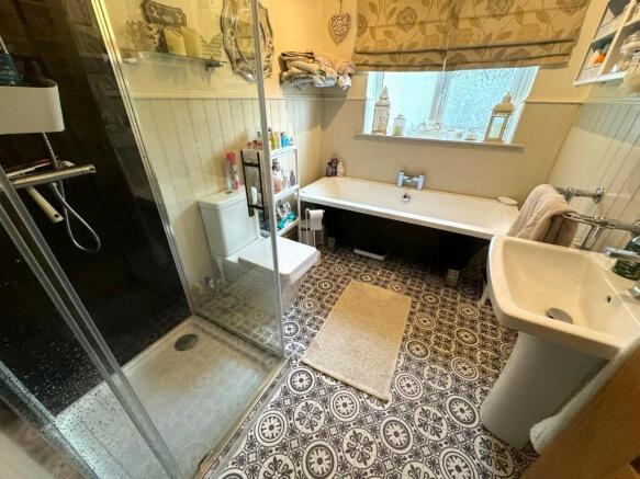 FAMILY BATHROOM