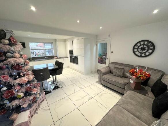 LOUNGE / KITCHEN