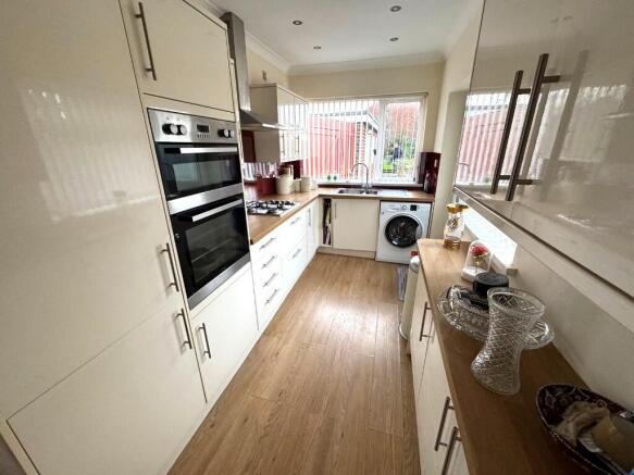 FITTED KITCHEN