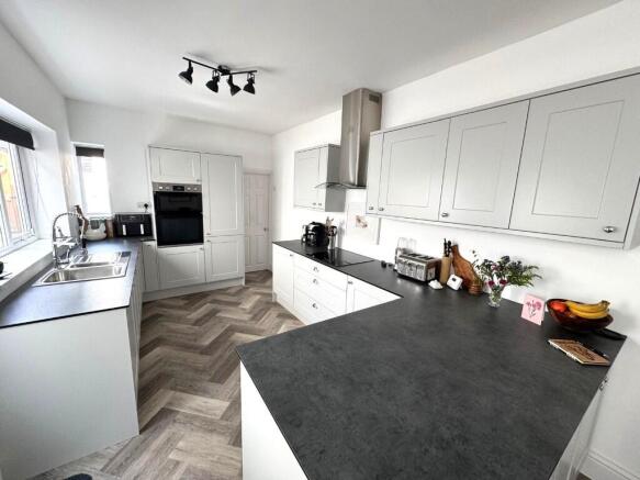 FITTED KITCHEN