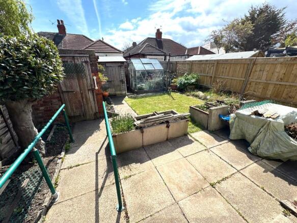 ENCLOSED REAR GARDEN