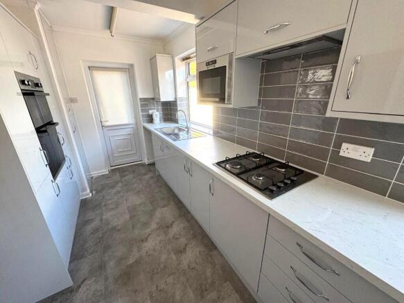 FITTED KITCHEN