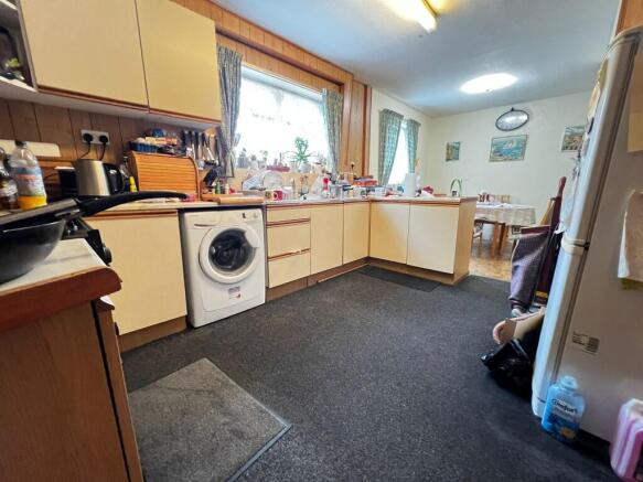 FITTED KITCHEN