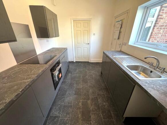 FITTED KITCHEN