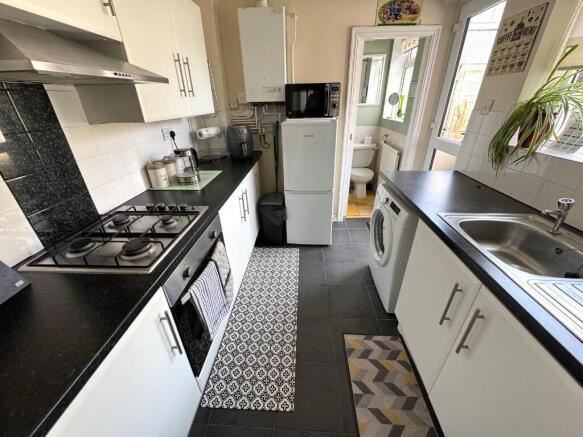 FITTED KITCHEN