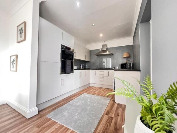 FITTED KITCHEN