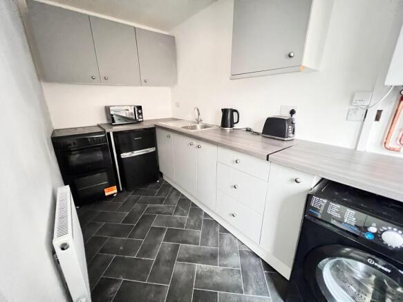 FITTED KITCHEN
