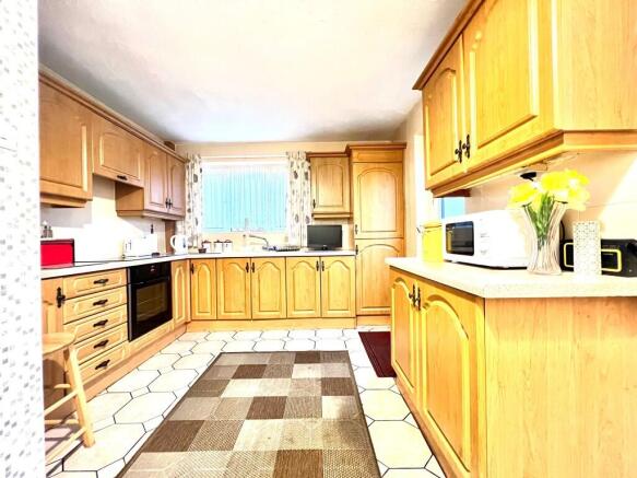 FITTED KITCHEN