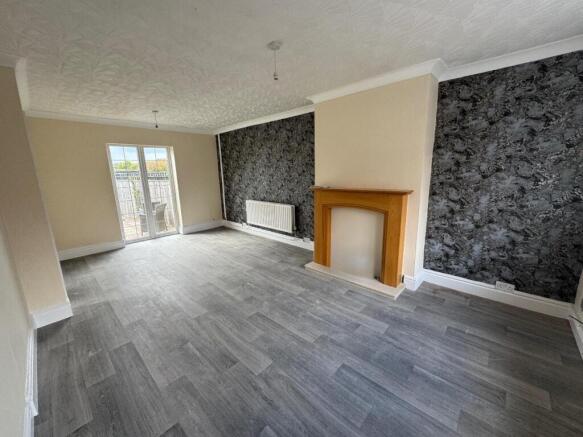 LOUNGE / DINING AREA