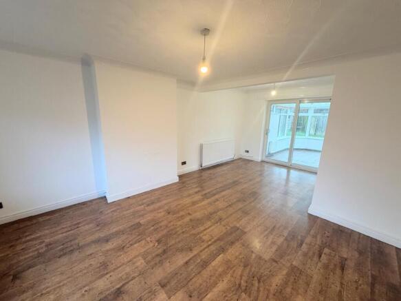 OPEN PLAN LOUNGE / DINING AREA