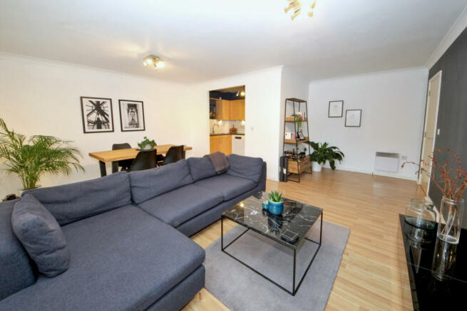 2 bedroom Flat for sale