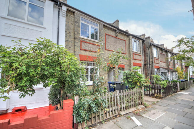 1 bed 1st floor maisonette with garden