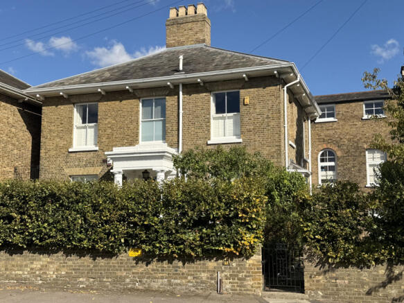 2 bedroom Maisonette for rent