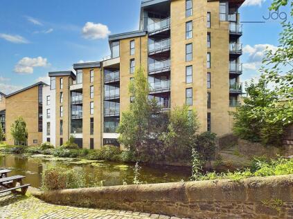 Court View House, City Centre | A canal side home with balcony