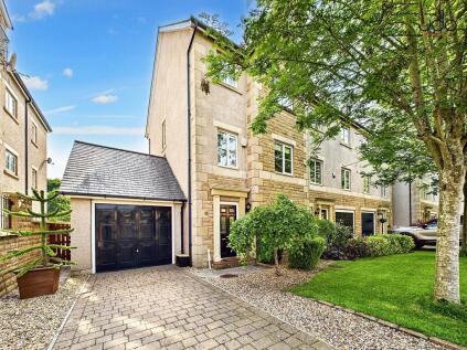 Spruce Avenue, The Cedars | A stylish townhouse with fabulous master suite!