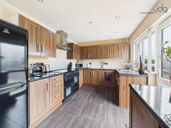 Spacious Kitchen with Breakfast Bar