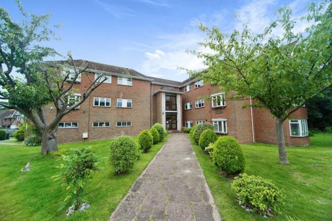 2 bedroom ground floor flat for sale in Michel Grove Eastbourne BN21