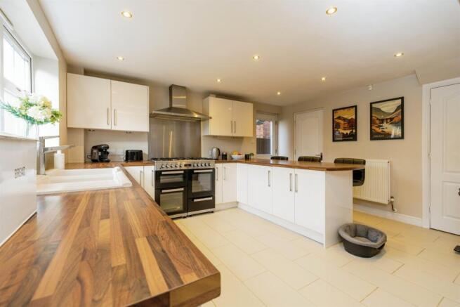 Kitchen / Dining Area