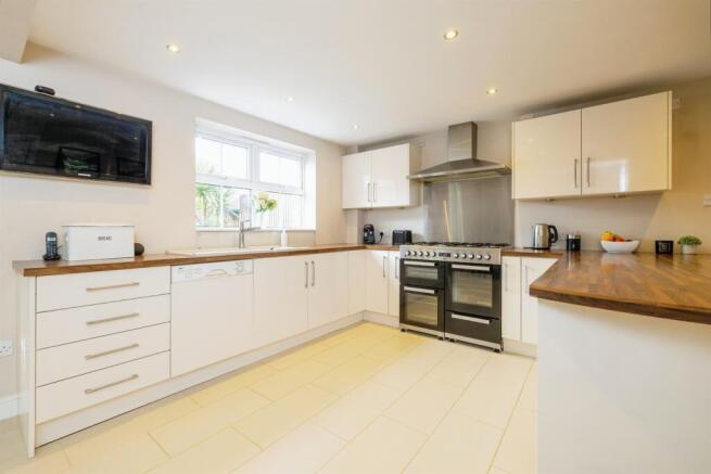 Kitchen / Dining Area