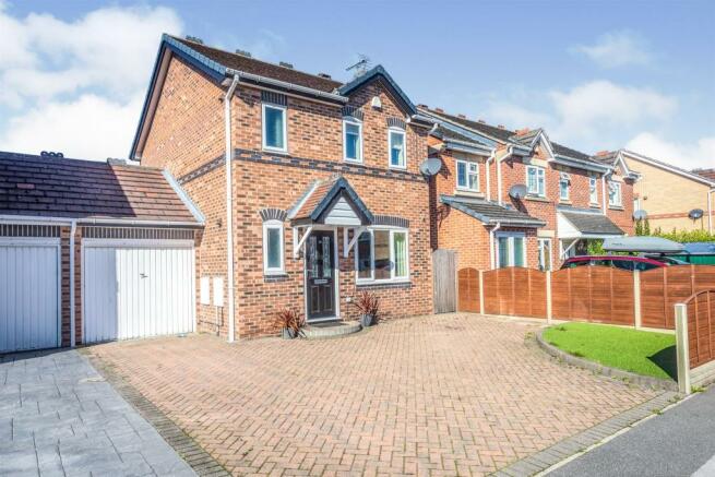 3 bedroom link detached house for sale in Tennyson Way, Pontefract, WF8