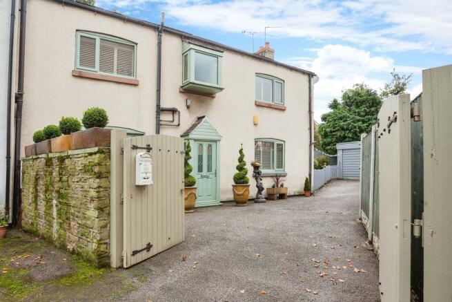 3 bedroom barn conversion for sale in Aberford Road Stanley