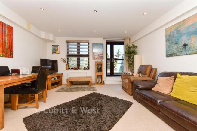 Kitchen / Lounge