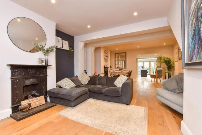 Lounge/Dining Area