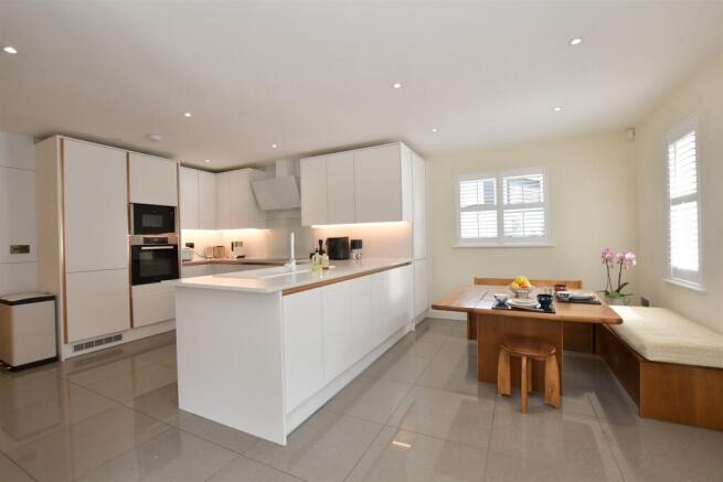Kitchen/ Dining Room
