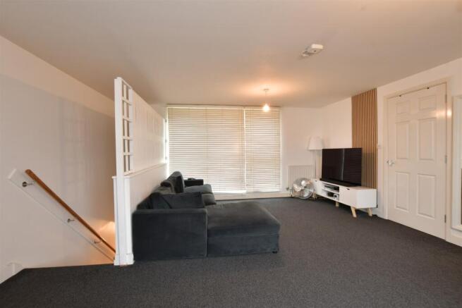 Lounge/Dining Area