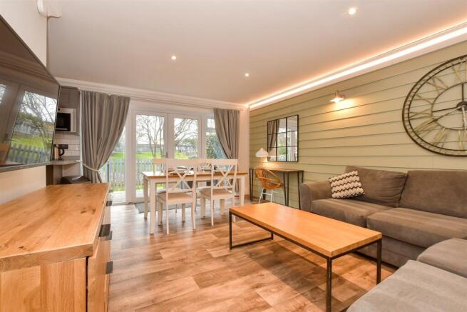 Lounge/ Dining Area