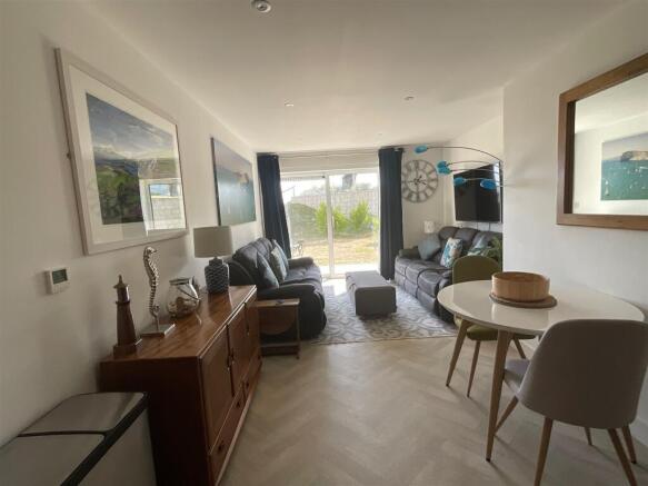 Lounge/Dining Area