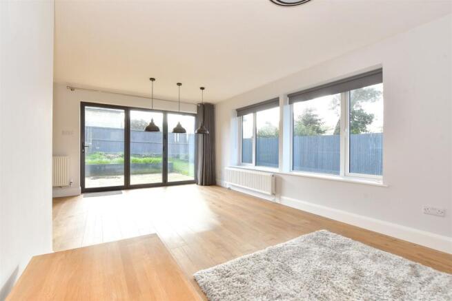 Lounge/Dining Area
