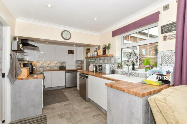 Kitchen/Breakfast Area