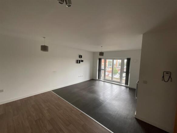 Lounge/Dining Area