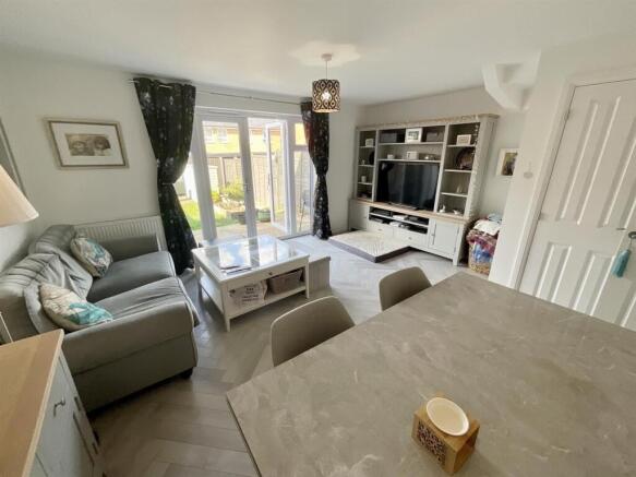Lounge/Dining Area