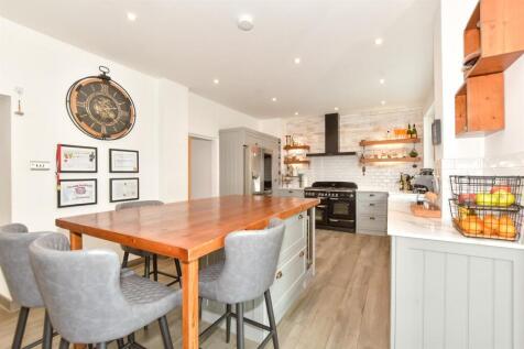 Belcaire Close, Lympne, Kent