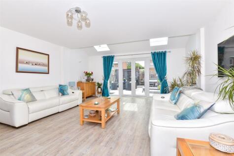 Alans Gardens, Yalding, Maidstone, Kent